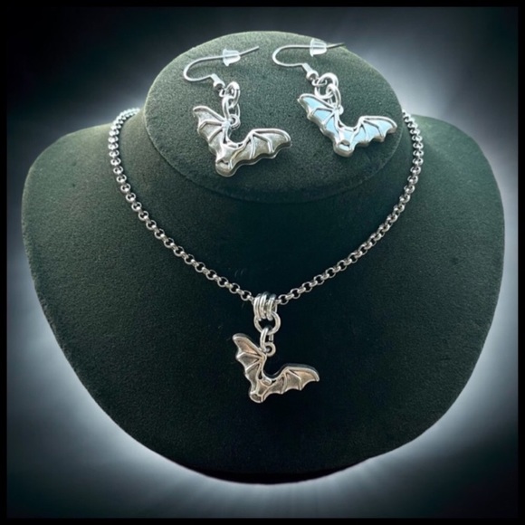 Dark Heaven Jewelry - Vampire bat set earrings + necklace Halloween goth gothic